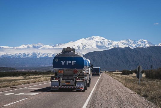 YPF logra récord en producción de shale con 245.000 barriles diarios y reporta ganancias millonarias