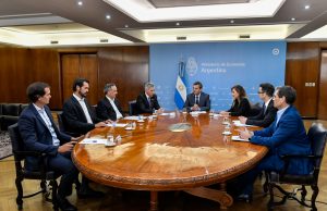 Vuelven a congelarse los impuestos a las naftas para limitar las subas al 4% mensual