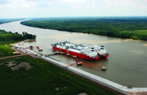 La ventaja de apostar por una planta de GNL flotante para superar el “riesgo argentino”