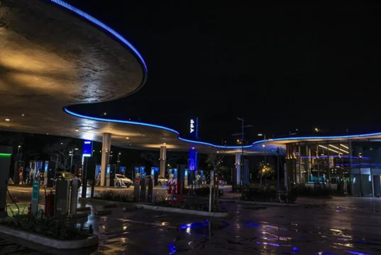 El petróleo se dispara por la guerra y anticipan posibles subas de hasta 15% en los combustibles