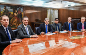 El Gobierno avanza con la eliminación de retenciones al petróleo convencional y firma nuevos acuerdos con Santa Cruz y Neuquén