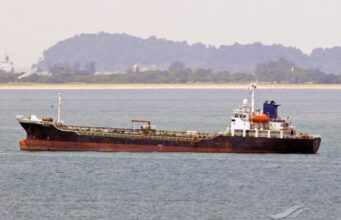 La Guardia Revolucionaria iraní confirma ataque con drones a petrolero vinculado a EE.UU. en Ormuz