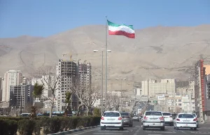 Irán cierra el Estrecho de Ormuz y amenaza con “prender fuego a cualquier barco que intente cruzarlo”