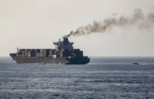 Estados Unidos atacó un buque petrolero en el Golfo de Omán tras ignorar el bloqueo