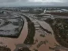 Evacúan cinco pacientes aislados por temporal en Rincón de los Sauces hacia Neuquén