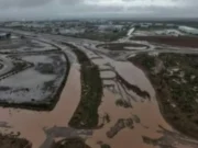 Evacúan cinco pacientes aislados por temporal en Rincón de los Sauces hacia Neuquén