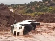 Tormentas en Vaca Muerta: el agua arrastró camionetas petroleras y la Ruta 5 quedó intransitable