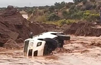 Tormentas en Vaca Muerta: el agua arrastró camionetas petroleras y la Ruta 5 quedó intransitable