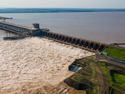 El Niño: abrieron las compuertas de Yacyretá y cae el costo de la energía por la mayor cantidad de agua en el Paraná